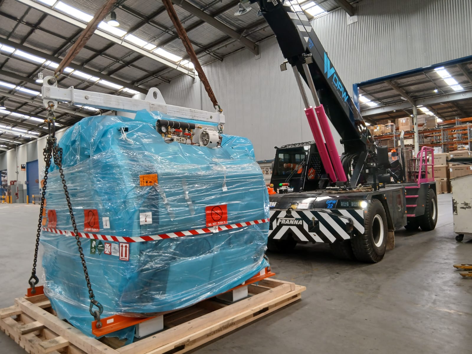 We have expanded our services and are now officially licensed to transport dangerous goods!
To kick things off, we recently completed an interstate helium delivery to Queensland. With our MAC25 Franna crane, we were able to provide on-site lifting services, giving our client a complete end-to-end solution.
These images showcase our team in action, safely lifting and loading the unit for transport. A big thank you to our team and our partners at COPE Sensitive Freight for making this happen safely and smoothly.