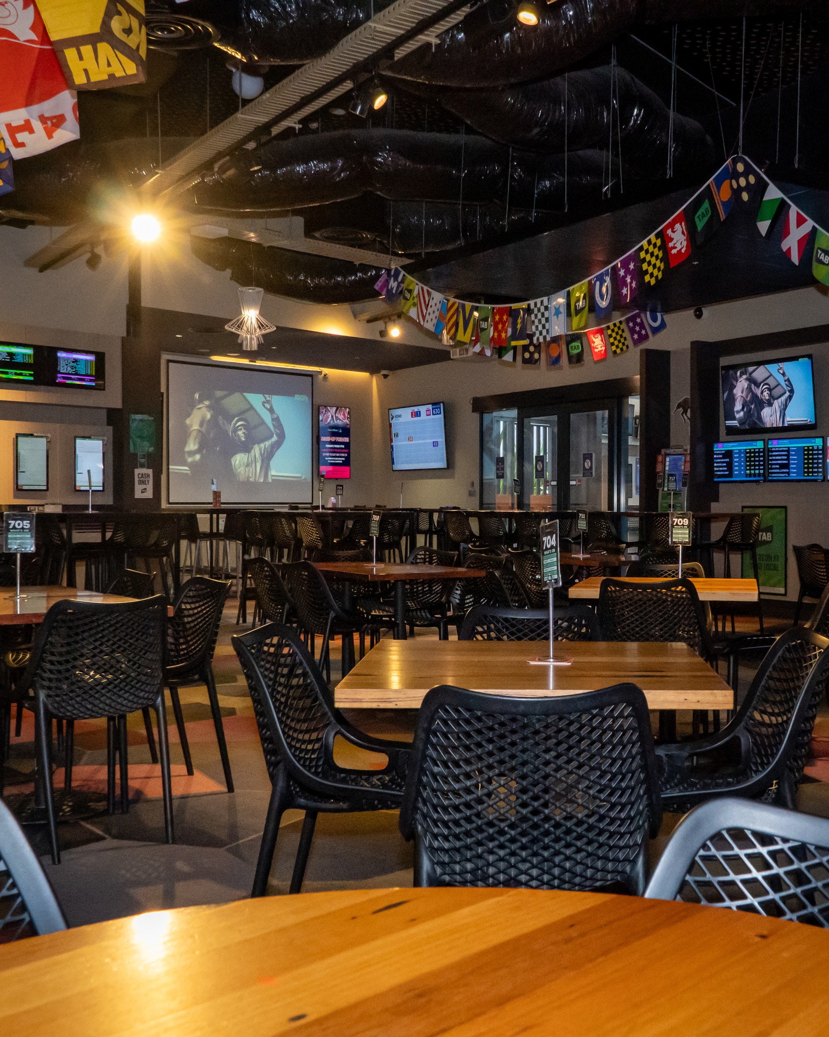 Footy has finished, but Super Saturdays in the Sportsbar never stop! 🍻
#SeeYouAtClubOfficer #Restaurant #Sportsbar #Food #YourSide