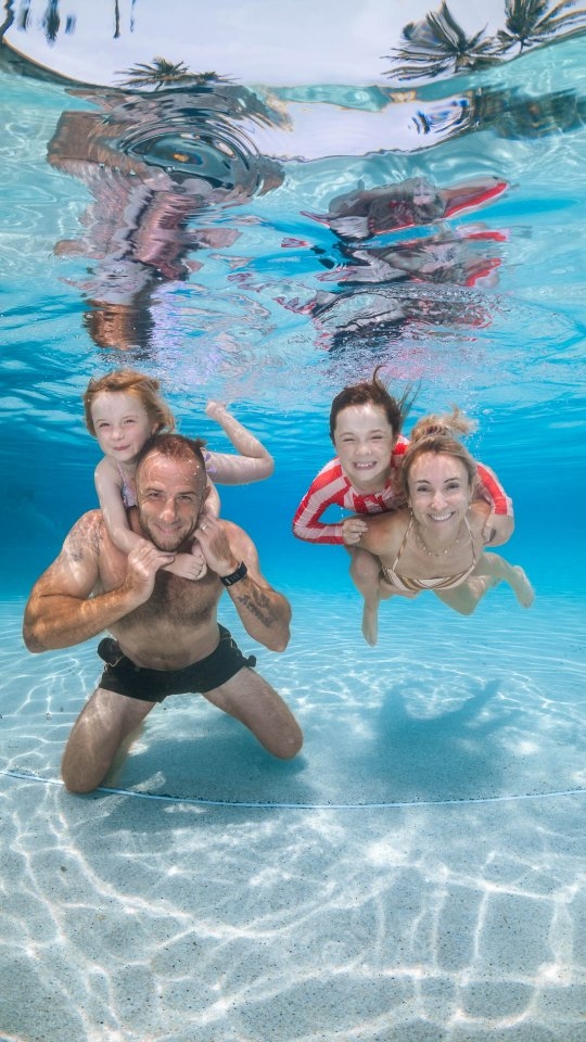 For the past 2 Fridays I've been at the @pullmanportdouglas taking underwater photos of their guests in the pool. The Pullman has me every school holiday as a fun activity for the kids and families. It's always a blast and the kids get so creative in their posing! For anyone wanting to visit Port Douglas in the future, definitely look into staying at the Pullman. Their pool is AMAZING and this is an experience you won't find anywhere else. 💦 #underwaterportraits #poolphotos #portdouglas #pullmanportdouglas #kidsactivities