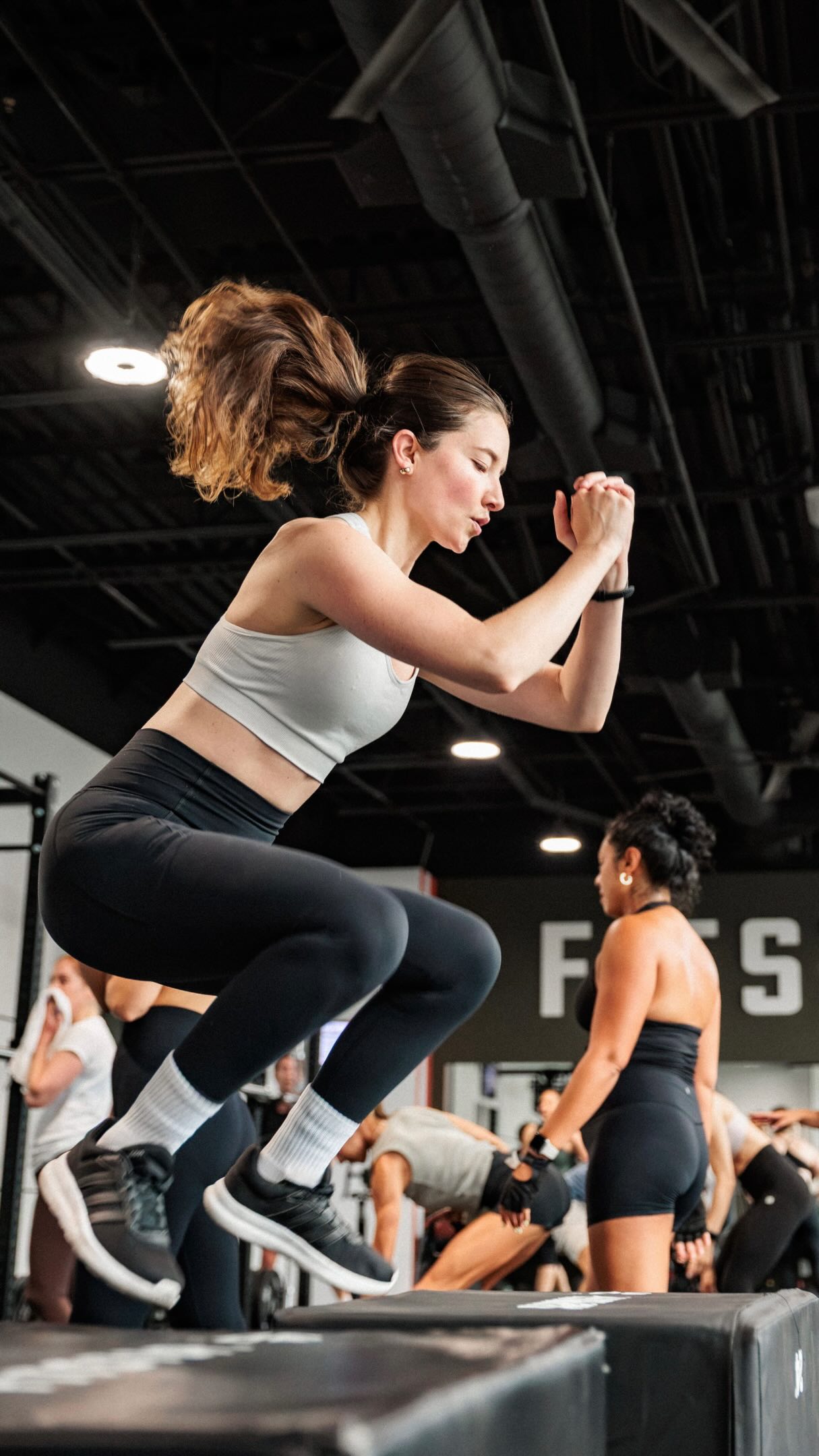 News & Insights 16 Group training doesn’t have to mean choosing between strength and fitness... if you choose the right gym. 😉
Strength that builds you. Conditioning that challenges you. Coaches who help you progress.